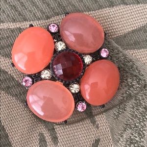 🔴 pink brooch